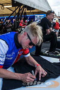 antti signing autographs